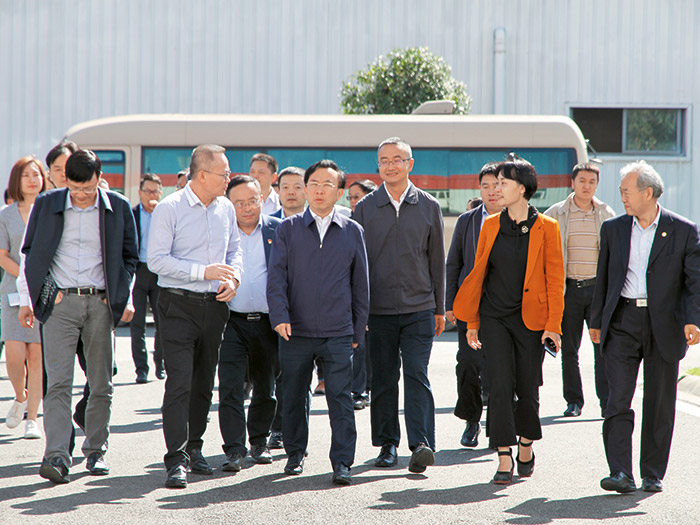  2018年成都市委常委、常務(wù)副市長謝瑞武帶隊(duì)蒞臨新筑股份，實(shí)地調(diào)研內(nèi)嵌式中低速磁浮系統(tǒng)